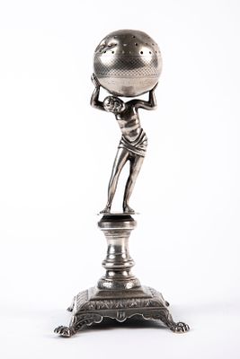 כלי בשמים פורטוגזי עתיק, סוף המאה ה-18 תחילת המאה ה-19, בדמותו של 'אטלס' נושא גלובוס על כתפיו 