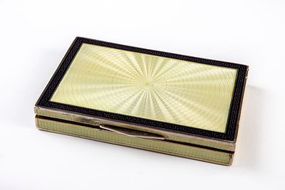 קופסת סיגריות צרפתית עתיקה, עשויה כסף מצופה זהב ואמייל גיושה, חתום, פגם קטן בתחתית, 
משקל כולל: 