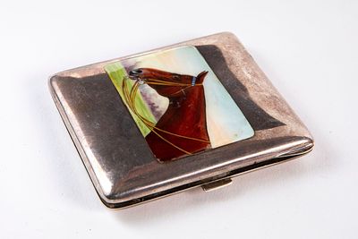 קופסת סיגריות גרמנית עתיקה, עשויה כסף 930, חתומה, מעוטרת ציור יד בדמות ראש סוס, 
משקל: 110 גרם 