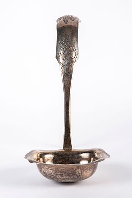 מצקת מרק הולנדית עתיקה מהמאה ה-19, עשויה כסף 835, חתימת היצרן בראשי תיבות GNN, עיטורי חריטה על 