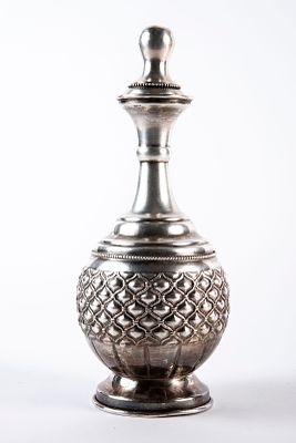 בקבוק יין לקידוש, מתוצרת חברת 'האחים חדד', עשוי כסף סטרלינג (925), חתום, 
משקל: 220 גרם, 
גובה: 