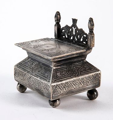 מלחייה רוסית עתיקה, עשויה כסף, חתומה 84, נושאת חותמת של בודק הכסף, רגלית אחת עקומה, 
משקל: 100 