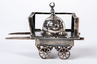 קישוט שולחני מצרי, עשוי כסף, מעוצב כעגלה, בתוך הכדור כוסיות קטנות, חותמות כסף מצריות, 
משקל 