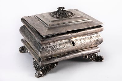 קופסת כסף גרמנית עתיקה לתה, המאה ה-18 חתומה 13, חותמת יצרן D.V.&S, עיטורי צריבה, תיקון ישן ופגם 