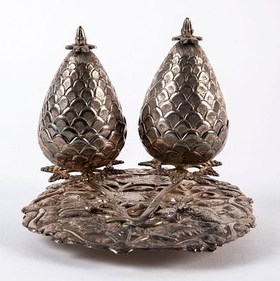 כלי כסף שולחני טורקי עות'מאני, עשוי כסף בעבודת רפוסה (Repousse), מעוצב כזוג אצטרובלים, 
משקל: 