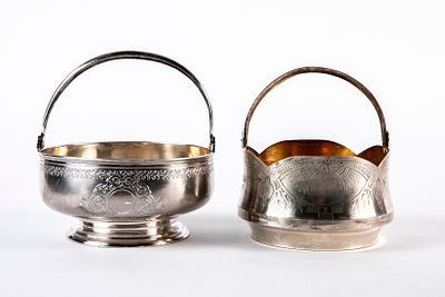 זוג כלי כסף 84 רוסים עתיקים, אחד מוזהב בחלקו הפנימי, מעוטרים, 
משקל: 355 גרם, חתומים
גובה כולל 