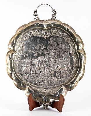 מגש בשר עתיק מהמאה ה-19, מרשים ואיכותי במיוחד, עשוי כסף, חתום, מעוטר עיטורי בלט של סצנת ירי 