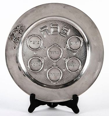 צלחת סדר פסח ישראלית, מתוצרת חברת הצורפים, עשויה כסף סטרלינג, חתומה 925, מצב משומש בהתאם לגיל 