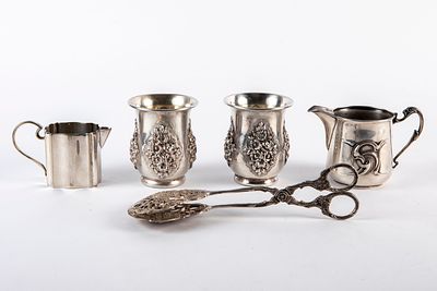 לוט כלי כסף
משקל: 475 גרם, אורך המלקחיים: 19 ס"מ, גובה הכוס הגבוהה ביותר: 8 ס"מ