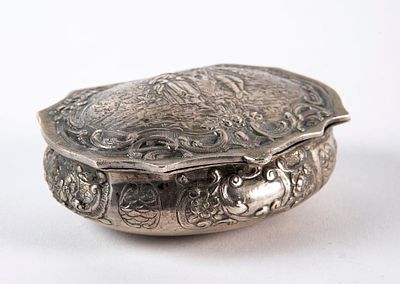 קופסת טבק גרמנית עתיקה, עשויה כסף 800, חתומה, 
משקל: 95 גרם, 
רוחב: 9.5 ס"מ, אורך כולל: 7 ס"מ,