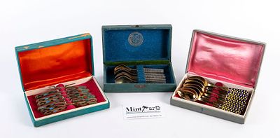 שלושה סטים רוסים סובייטים של כפיות ומזלגות לקינוח או פירות, עשויים כסף 875 ו916, חלקם מצופים 