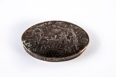 קופסת טבק יפנית עתיקה, עשויה כסף 950, מעוטרת עיטורי בלט, חתומה, 
משקל: 40 גרם, 
אורך: 5 ס"מ 