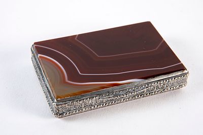 קופסאת טבק, עשויה כסף 800, חתומה, מעוטרת חריטות, המכסה משובץ אבן אגט ( Agate), 
משקל כולל: 95 