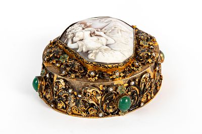 קופסא הונגרית עתיקה, איכותית ויפה במיוחד, המאה ה-19, עשויה כסף מוזהב משובצת אבני חן, פנינים 