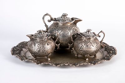 סט של ארבעה פריטי כסף מאינזונזיה, עשויים כסף סטרלינג (925) חתומים, המגש מעוטר בדגם שונה, 
משקל 