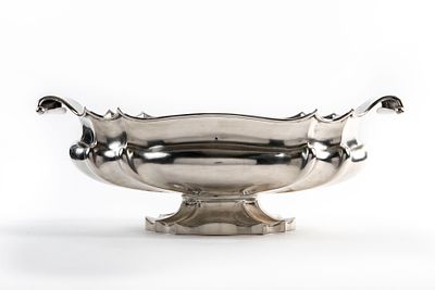 Solid Italian silver center piece, produced by the renowned jewelry company 'Henin & Carlier' 