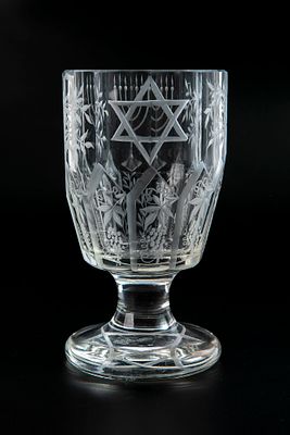 גביע קידוש יהודי עתיק, סוף המאה ה-19, יוצר בבוהמיה/צ'כיה, סימן ליטוש לפאה אחת של השפה, מגן דוד 