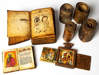 2 GEBETB&Uuml;CHER, 4 ZAUBERROLLEN, 1 IKONEN-TRIPTYCHON. &Auml;thiopien, 19./20. Jh. 
Verschiedene Gr&ouml;ssen 