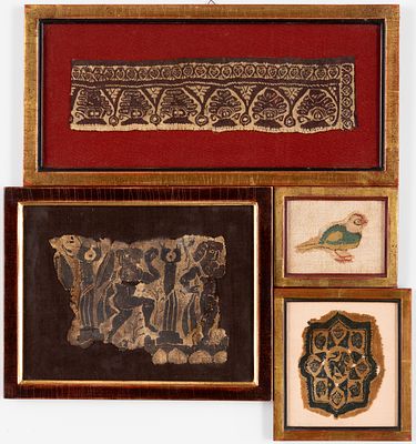 KONVOLUT VON 4 KOPTISCHEN STOFFEN. &Auml;gypten, Wolle auf Leinen, 5.-7. Jh. 
Rahmen von 11 x 13.5 cm 