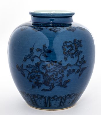BLAUE VASE MIT FLORALEM DEKOR. China, Porzellan, wohl KangXi-Periode 
H: 21.5 cm