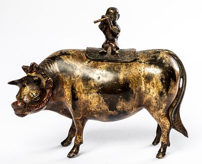 BRONZE-FIGUR EINES B&Uuml;FFELS MIT JUNGEN. China, wohl 17. Jh. 
15 x 16 x 6 cm, Gewicht: 884g