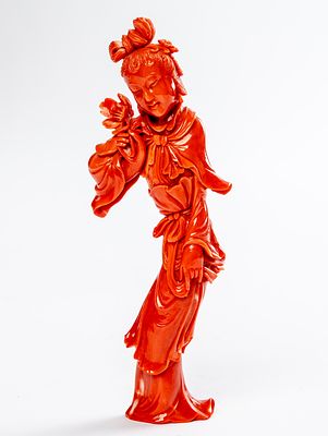 DAME MIT BLUME. China / Japan, wohl aus roter Koralle geschnitzt, am Boden signiert, wohl um 