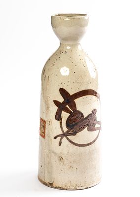 KANNE MIT HASEN-MOTIV. China, Keramik, wohl 19. Jh. 
H: 29.7 cm