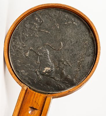 KAGAMI HAND MIRROR IN ORIGINAL BOX. Japan, bronze, wood, probably around 1900 
D: 12 cm, L: 23.5 cm
