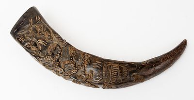 CARVED HORN. Tibet (?), horn, probably around 1900 
L: 40 cm 
Due to the material, the horn 