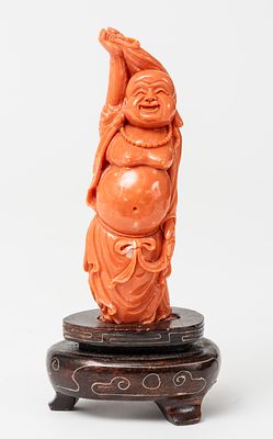 LAUGHING BUDDHA. China, coral (?), wooden base, 20th century. 
H: 10 cm (without base), 137g