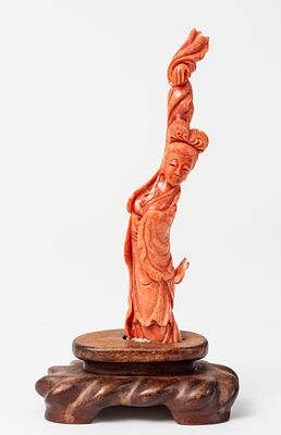 BEAUTIFUL LADY. China, coral (?), wooden base, 20th century. 
H: 14 cm (without base), 140g