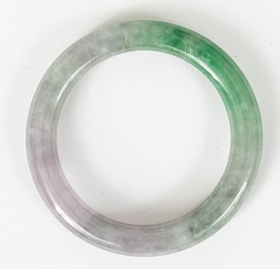 GREENISH JADEITE BRACELET. China, 20th century. 
D: 8 cm, 53g