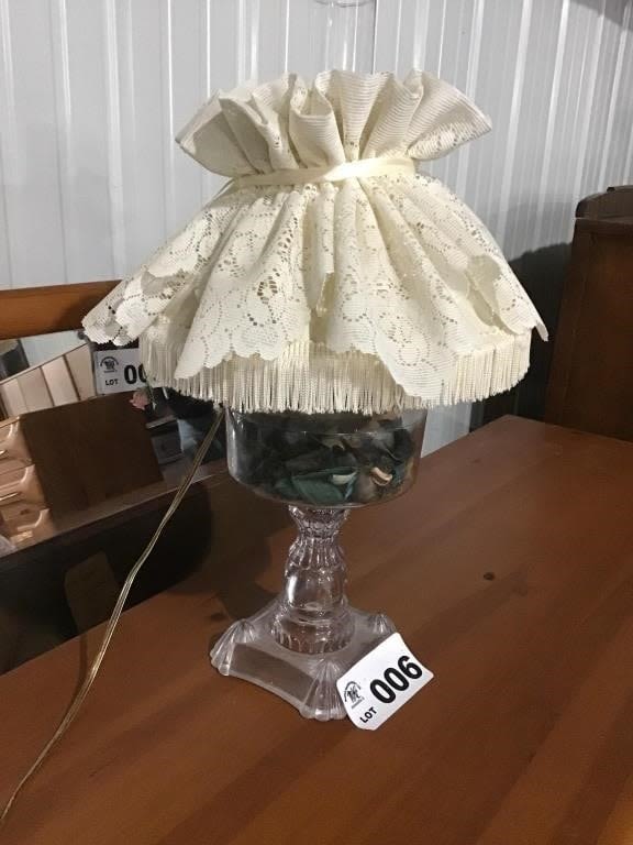 Lot 6: DRESSER LAMP