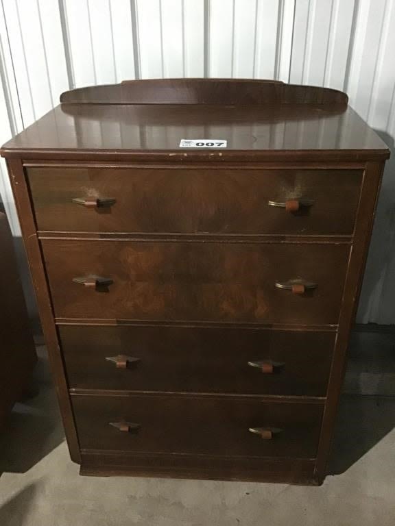 Lot 7: CHEST OF DRAWERS