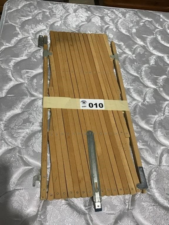 Lot 10: BABY GATE