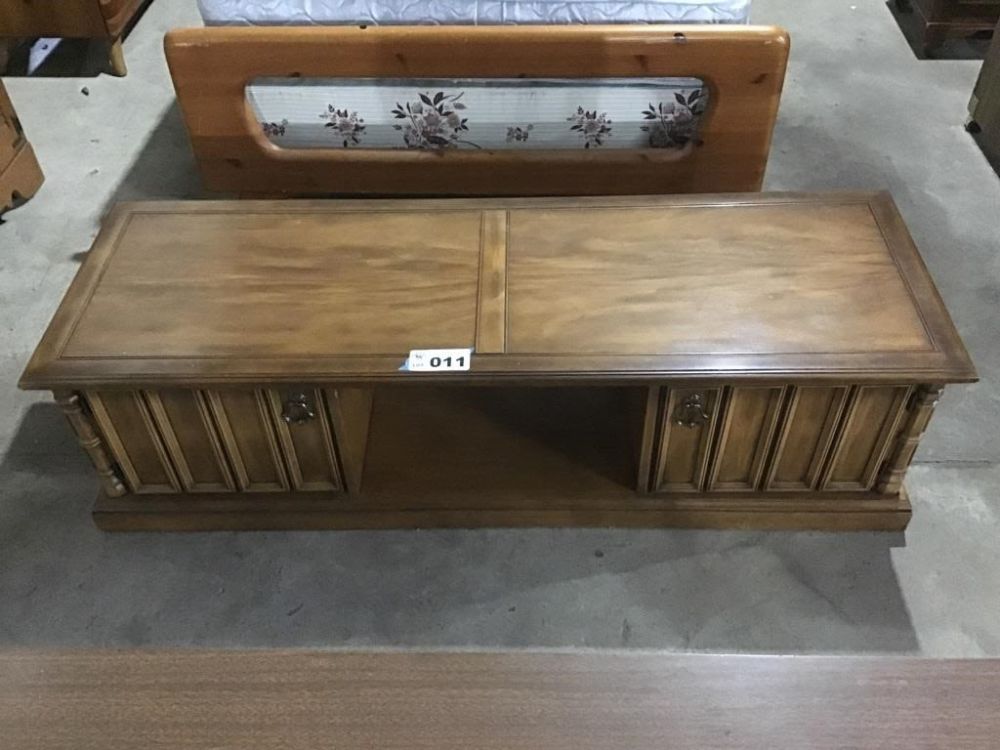 Lot 11: COFFEE TABLE