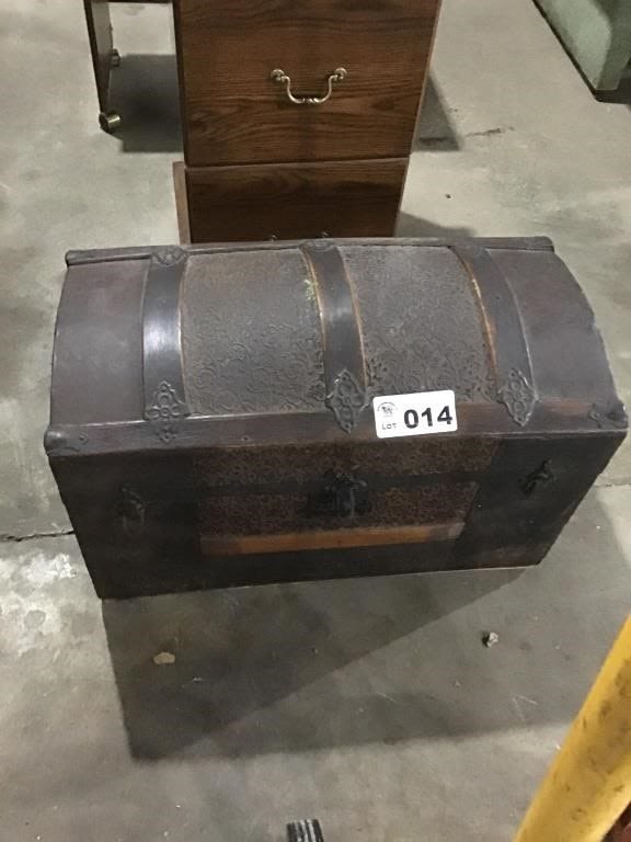 Lot 14: SMALL TRUNK