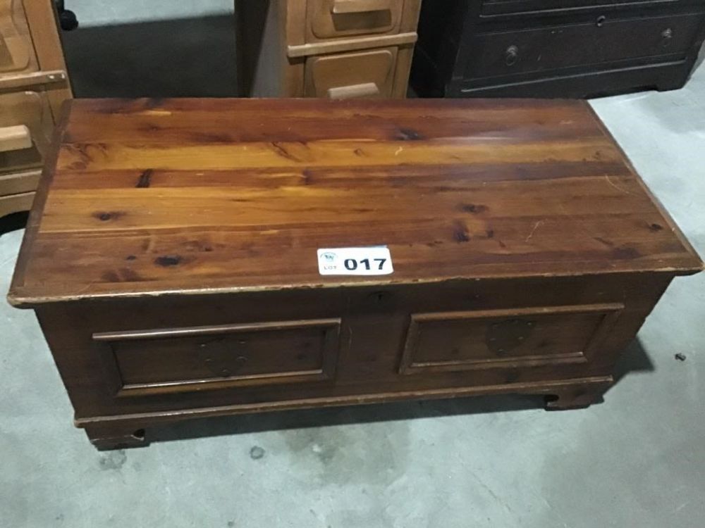 Lot 17: CEDAR CHEST