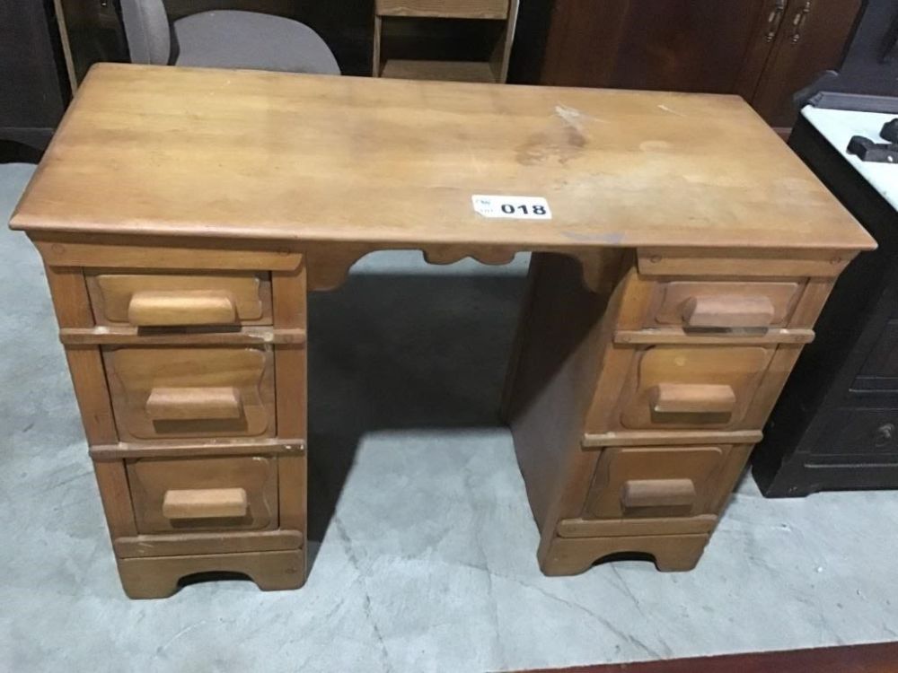 Lot 18: DESK