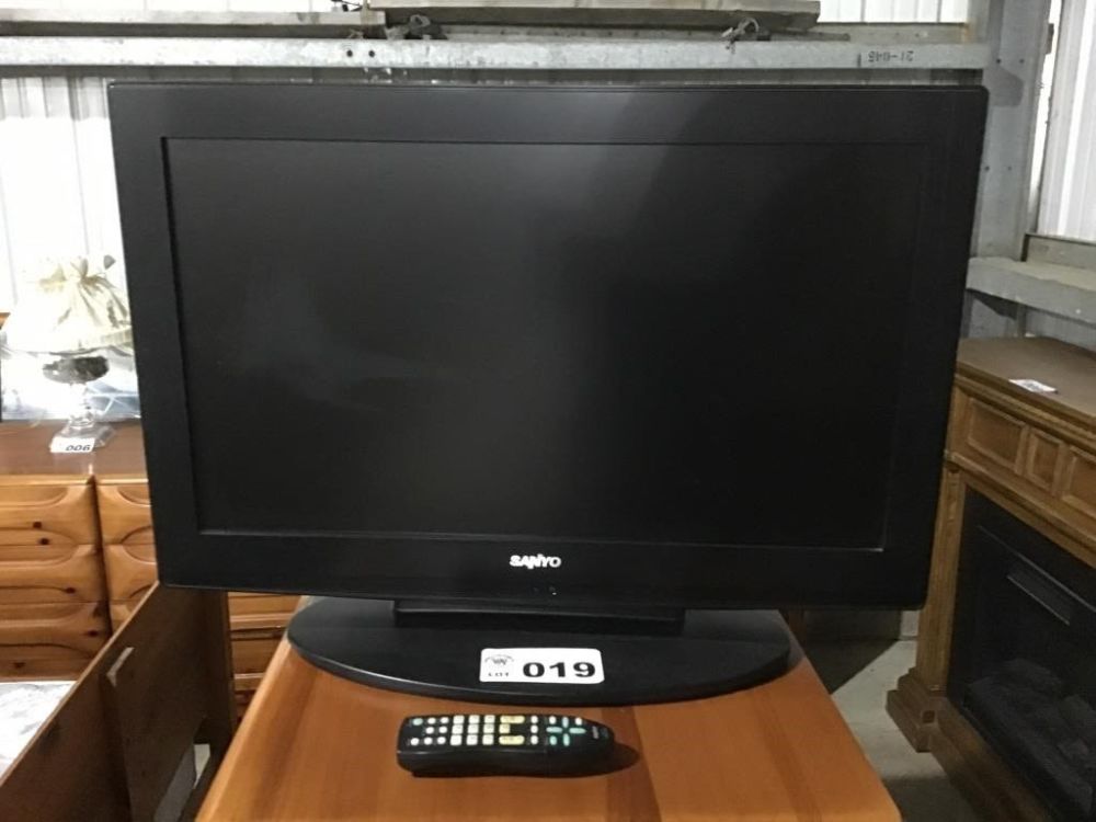 Lot 19: SANYO 26 inch TV W REMOTE