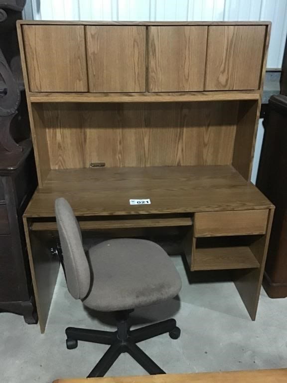 Lot 21: DESK & OFFICE CHAIR