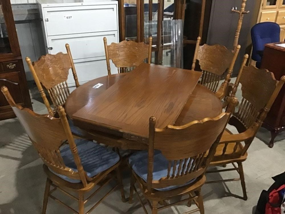 Lot 38: OAK PEDESTAL TABLE W 6 CHAIRS (2 captains, 4