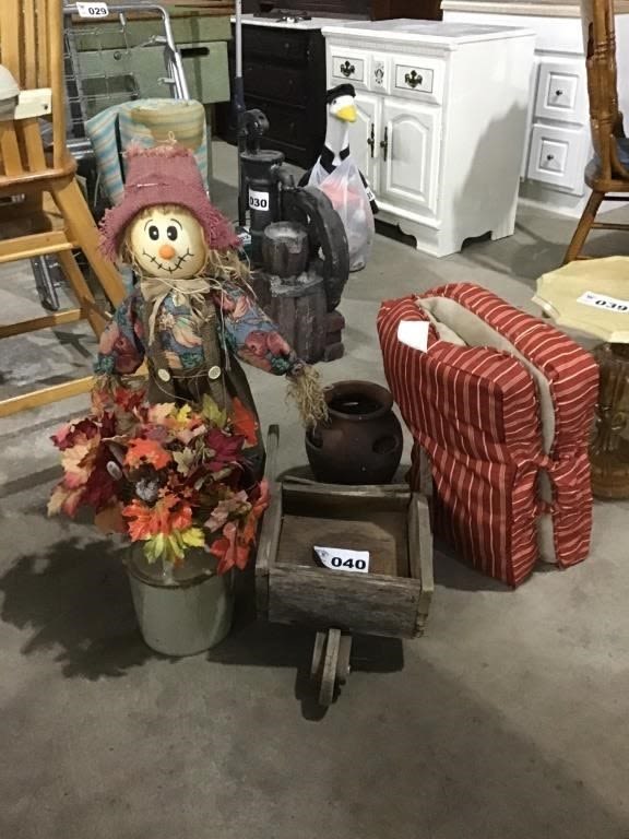 Lot 40: OUTDOOR DECOR