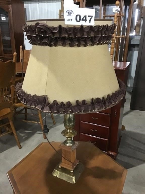 Lot 47: EARLY AMERICAN STYLE TABLE LAMP