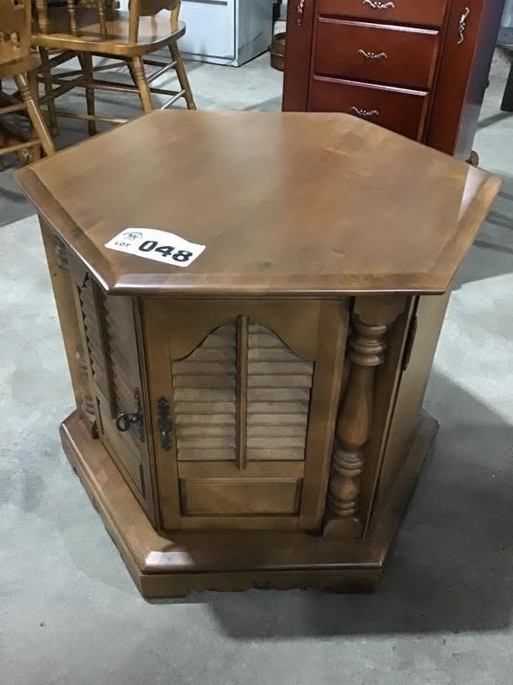 Lot 48: EARLY AMERICAN STYLE OCTAGON END TABLE