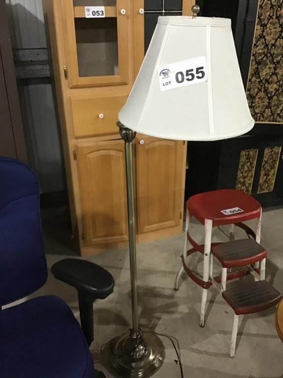 Lot 55: RETRACTABLE FLOOR LAMP