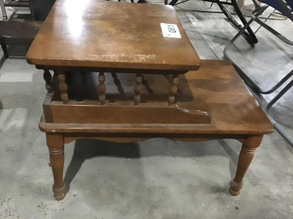 Lot 60: EARLY AMERICAN STYLE END TABLE