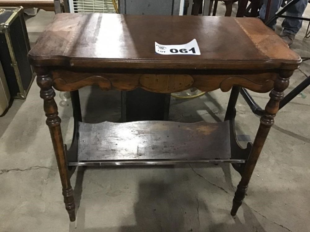 Lot 61: OBLONG VENEER MAGAZINE TABLE