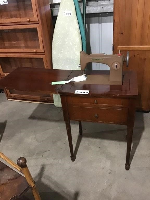 Lot 85: NEW HOME SEWING MACHINE AND CABINET