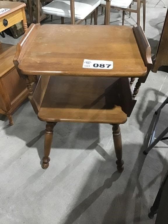 Lot 87: EARLY AMERICAN STYLE TABLE
